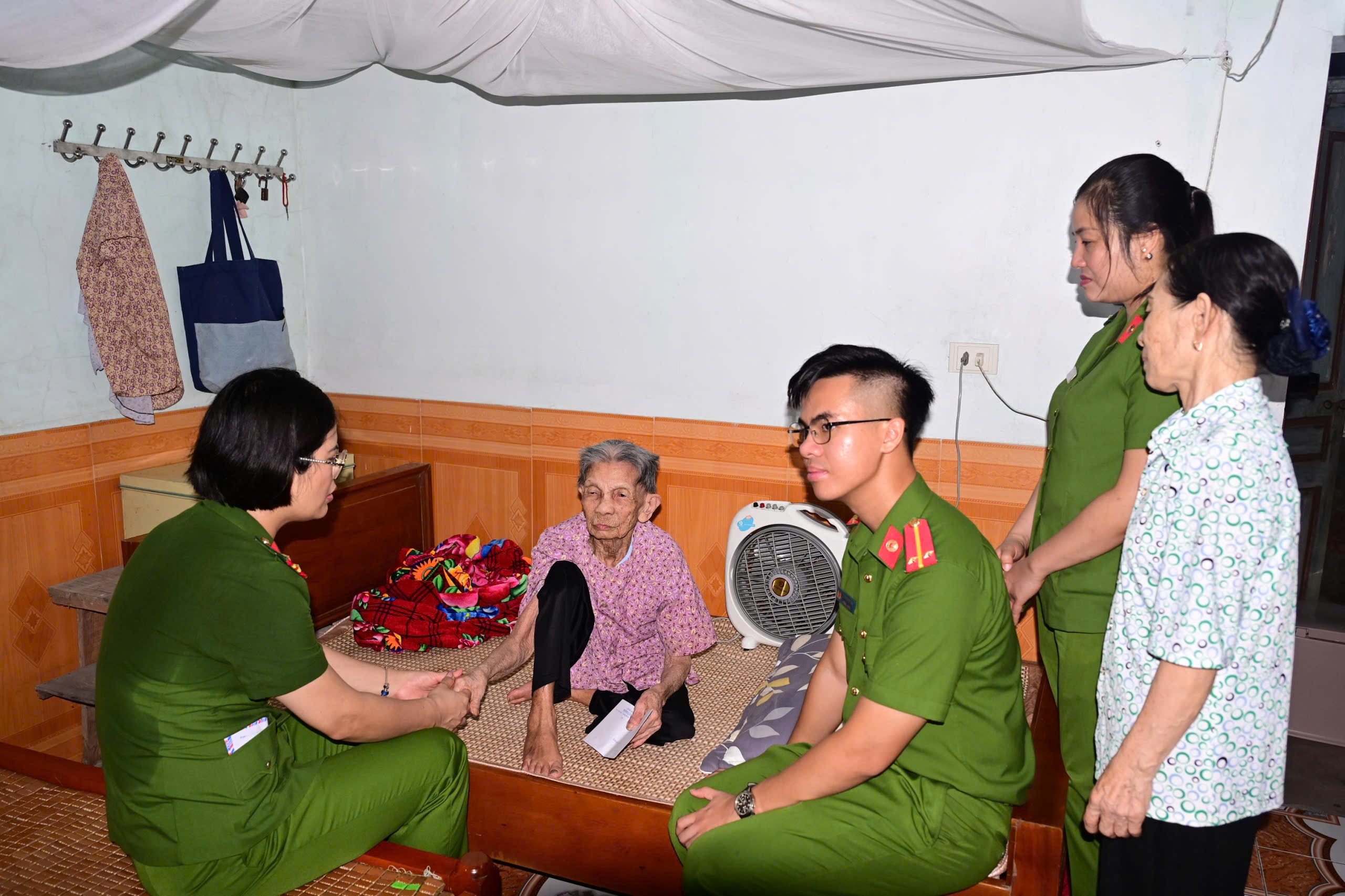 Phòng Cảnh sát kinh tế tổ chức nhiều hoạt động tri ân nhân dịp kỷ niệm 78 năm Ngày Thương binh – liệt sĩ